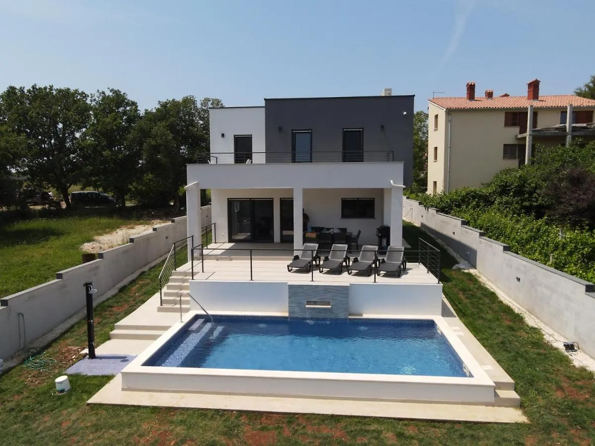 Villa Tara, 4 Bedroom Villa With Heated Pool Medulin