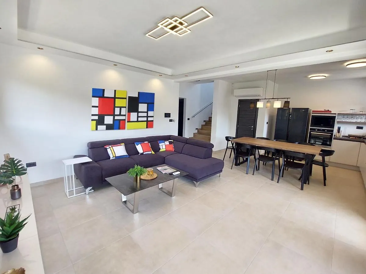 Villa Tara, 4 Bedroom Villa With Heated Pool Medulin