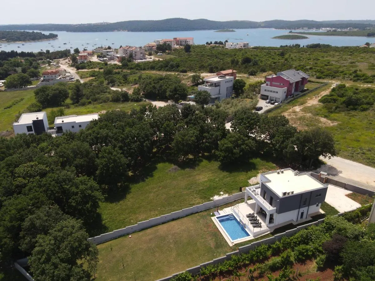 Villa Tara, 4 Bedroom Villa With Heated Pool Medulin Croatia