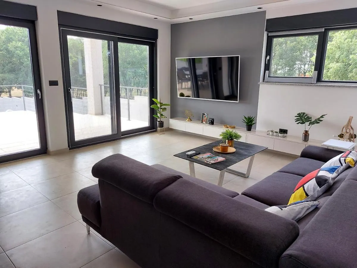 Villa Tara, 4 Bedroom Villa With Heated Pool Medulin