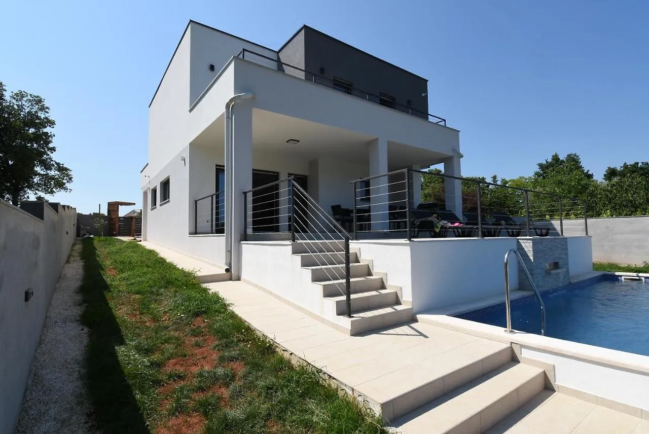 Villa Tara, 4 Bedroom Villa With Heated Pool Medulin Croatia
