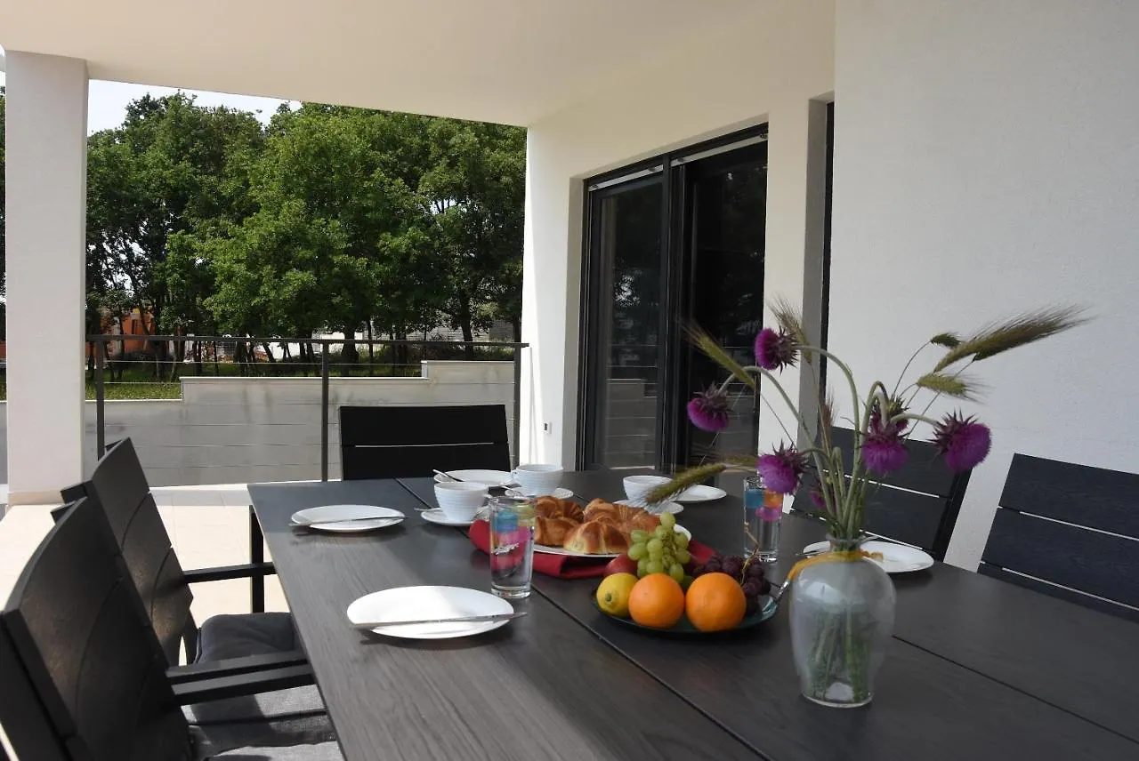 Villa Tara, 4 Bedroom Villa With Heated Pool Medulin