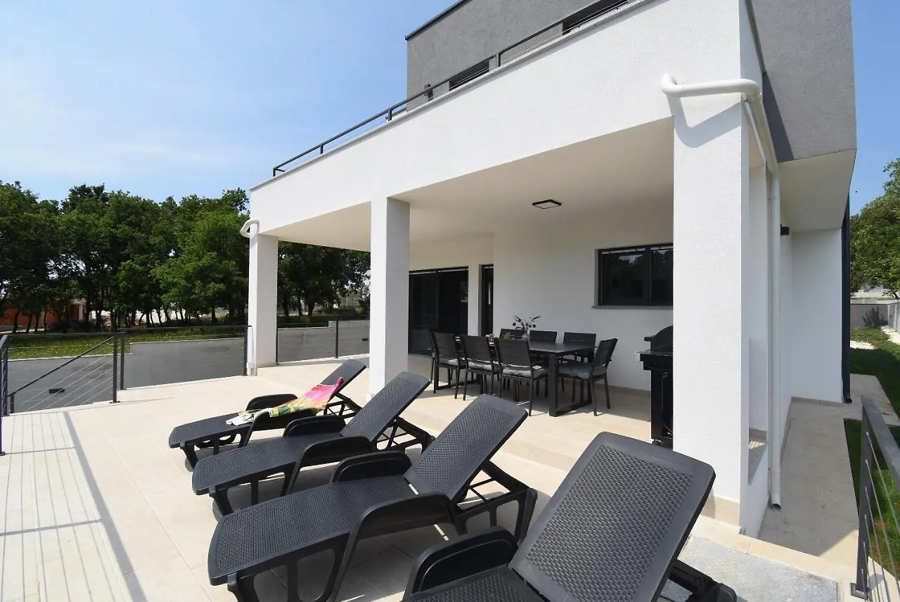 Villa Tara, 4 Bedroom Villa With Heated Pool Medulin 0*,