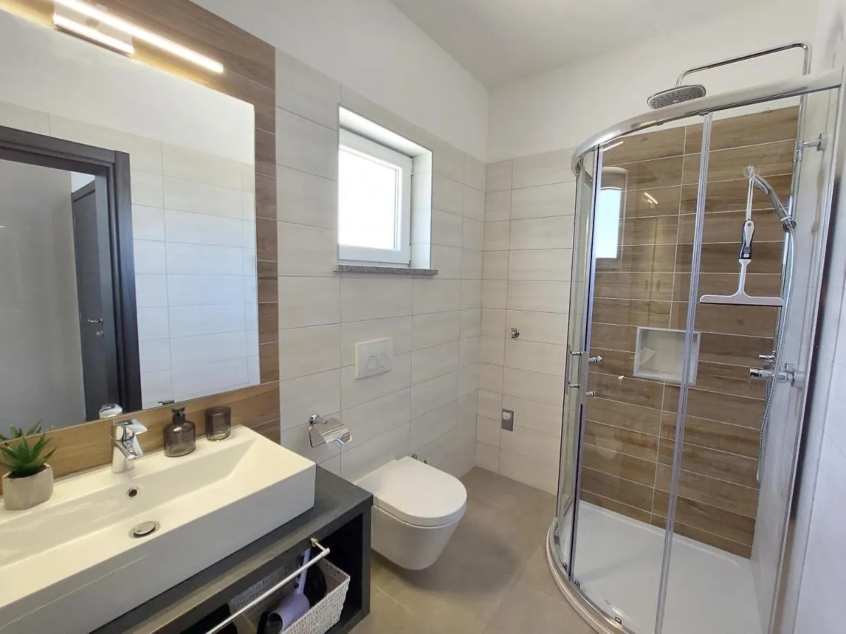 Villa Tara, 4 Bedroom Villa With Heated Pool Medulin 0*,