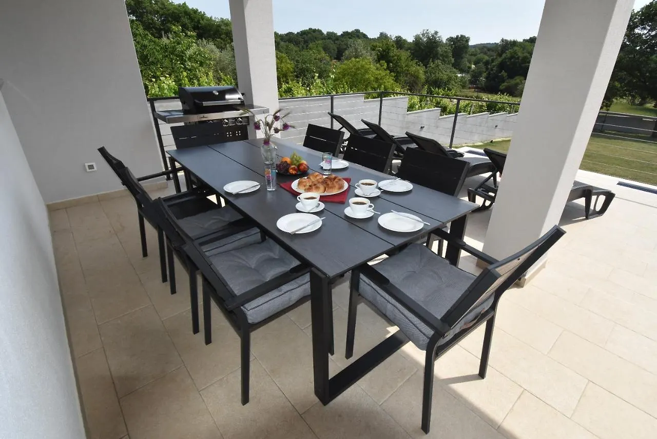 Villa Tara, 4 Bedroom Villa With Heated Pool Medulin