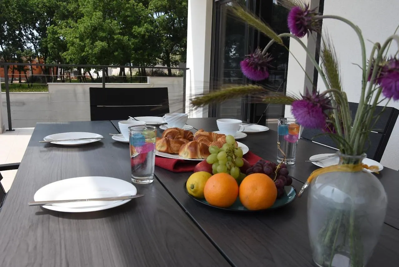 Villa Tara, 4 Bedroom Villa With Heated Pool Medulin 0*,