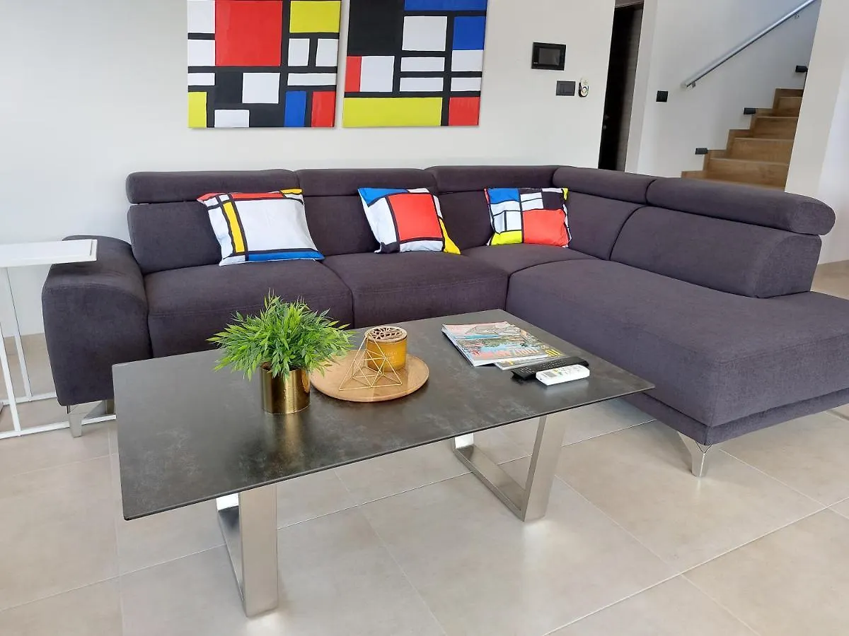 Villa Tara, 4 Bedroom Villa With Heated Pool Medulin
